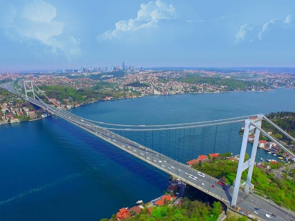Cruise the Bosphorus: Exploring Istanbul&#039;s Waterway and Iconic Landmarks